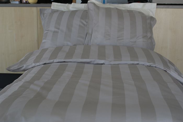 Dobbelt damask Satin strib. sengesæt str.200x200/2x60x63cm.